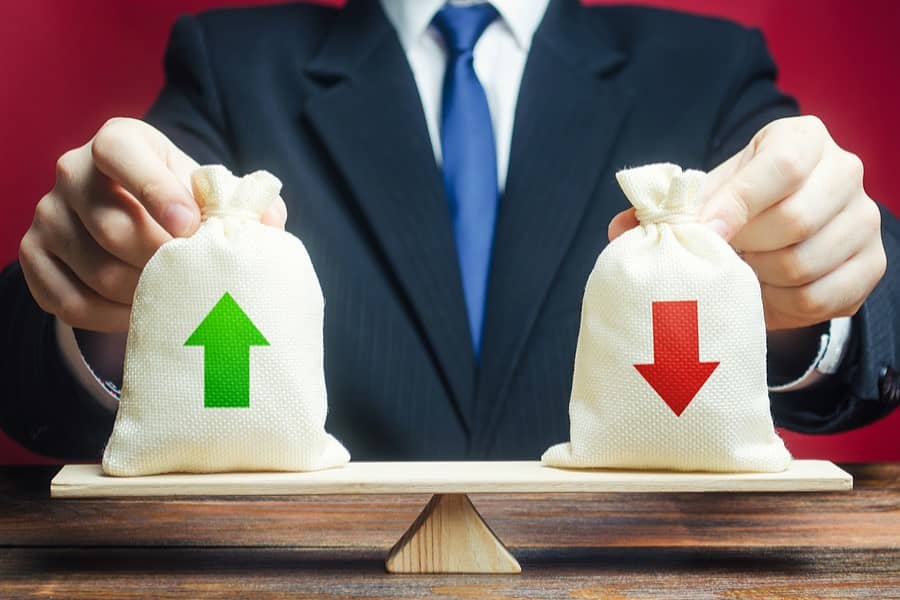 What Are the Advantages and Disadvantages of Becoming an Accountant?